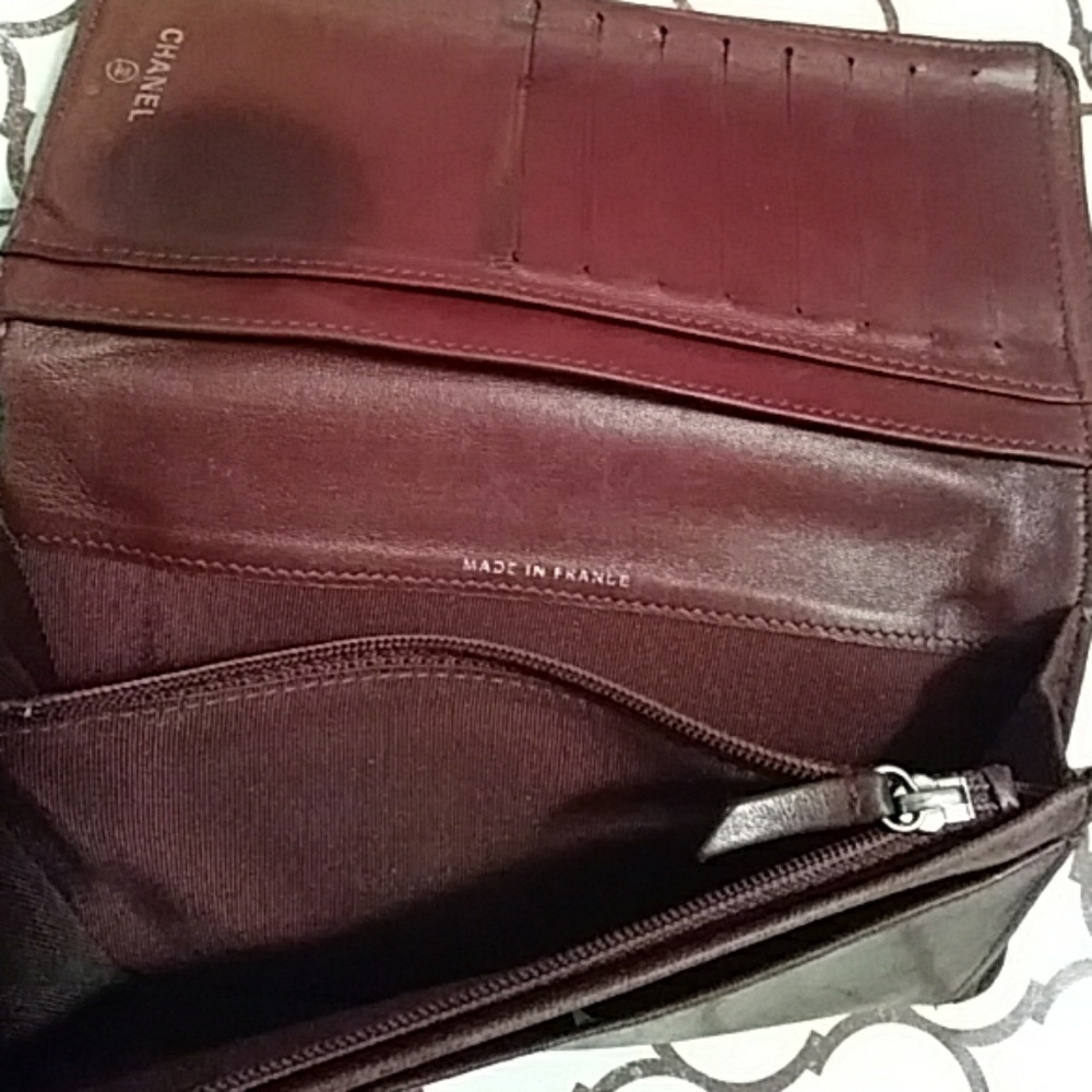 AUTHENTIC CHANEL LEATHER WALLET - Picture 6 of 7